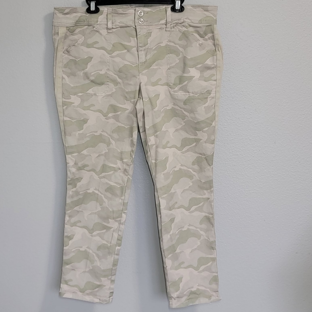 Torrid Feel The Fit Ankle Camo Pants/ Size 18.
